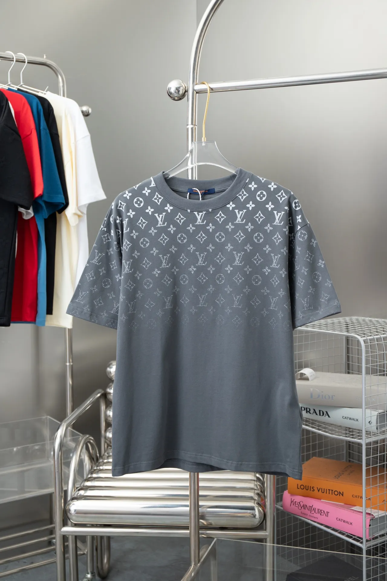 🅿️180 High-quality Lv 2025 early spring new model, MONOGRAM presbyopic gradient short-sleeved T-shirt, using digital printing technology to render pixel light and shadow for the Monogram gradient pattern, and its silk-screen texture and knitting effect complement each other. Synchronized with the official website, pure cotton fabrics at the counter! Comfortable against the skin, durable and easy to wear, meticulous original craftsmanship, custom-made 260g vat-dyed fabric, very comfortable to the touch, latest brick cabinet synchronization, OS off-shoulder version, fashionable and individual, super versatile and good-looking, very suitable for both men and women, must-have style, hang tag, collar label, washed wheat, complete with three labels S M L XL